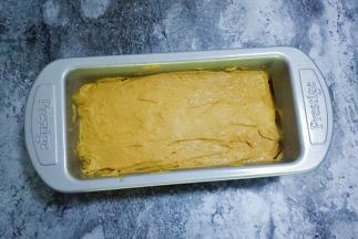 将蛋糕糊倒入模具中