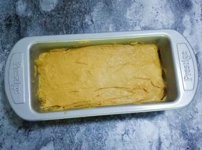 将蛋糕糊倒入模具中