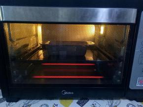 烤箱预热，160度20分钟，取出用水果刀在蛋糕背上划一刀，接着160度再烤20分钟