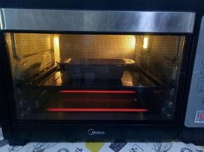 烤箱预热，160度20分钟，取出用水果刀在蛋糕背上划一刀，接着160度再烤20分钟