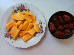 南瓜去皮去籽，切片，大枣泡一会清洗干净。