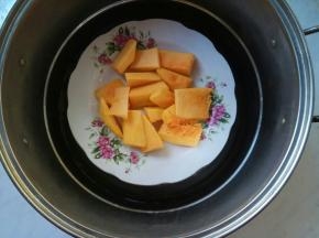 南瓜隔水蒸10分钟。