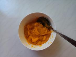 用勺子碾成泥儿。