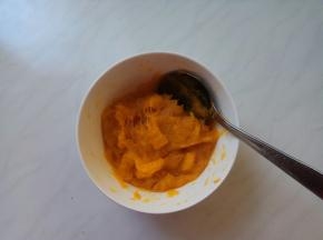 用勺子碾成泥儿。