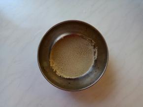 酵母加30ml温水，静置一会融化。