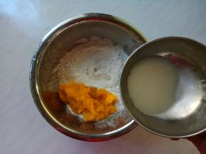 南瓜泥放入面粉中，分次倒入溶解好的酵母水。