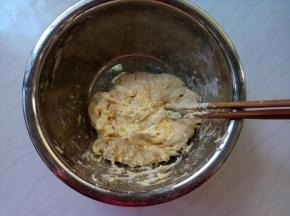 用筷子搅拌，再适量加20ml水。这种面糊的状态，不用下手和的。面粉的吸水性不同，用水量酌情增减。面糊不能太稀，否则蒸的时间长，还容易发粘。面糊也不能太干，那就是大馒头了。