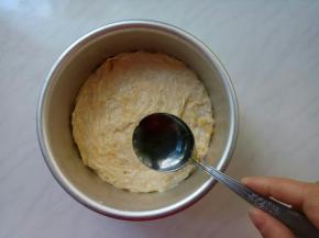 6寸蛋糕模具底壁抹油，把面糊倒入模具中，表面用勺子背抹平。