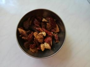 大枣洗净去核剪成碎粒。
