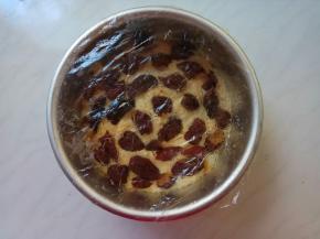 表面按上大枣粒，盖上保鲜膜发酵。