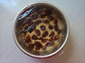 表面按上大枣粒，盖上保鲜膜发酵。