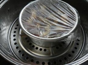 再盖保鲜膜，膜上扎几个小孔，大火水开后再放入面糊。