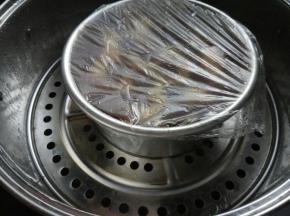 再盖保鲜膜，膜上扎几个小孔，大火水开后再放入面糊。