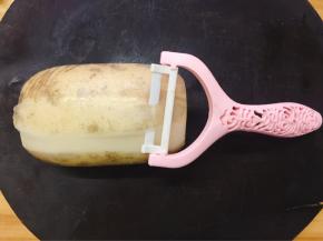 莲藕用奈瓷刮刀轻轻刮去外皮，奈瓷刮刀削食材时保护食材组织。不破坏组织，组织液没有流出就没有氧化。