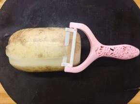 莲藕用奈瓷刮刀轻轻刮去外皮，奈瓷刮刀削食材时保护食材组织。不破坏组织，组织液没有流出就没有氧化。