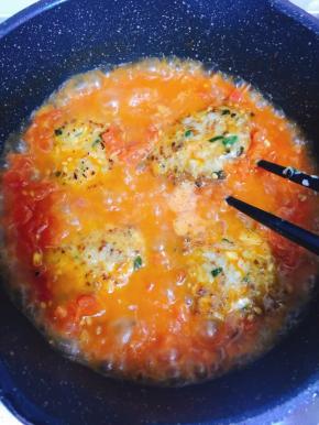 煮沸后加入煎好的藕饼，翻动使之均匀裹上酱汁