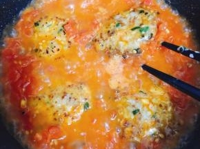 煮沸后加入煎好的藕饼，翻动使之均匀裹上酱汁