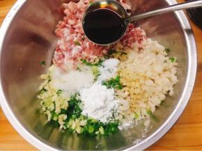 将肉末、藕丁、葱姜末倒入大碗中，加入盐、糖、鸡精、干淀粉、料酒、生抽、芝麻油一起搅拌均匀