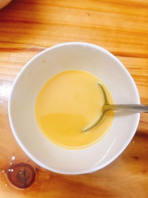 调制芡汁：生抽一勺 蚝油一勺 盐糖和鸡精少许 生粉一勺 水100毫升一起搅匀