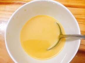 调制芡汁：生抽一勺 蚝油一勺 盐糖和鸡精少许 生粉一勺 水100毫升一起搅匀