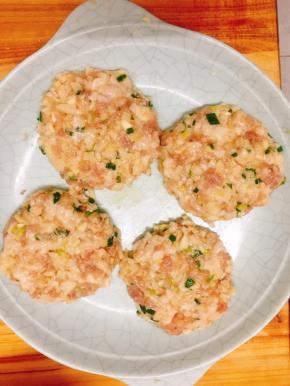 用手搓成圆饼形状