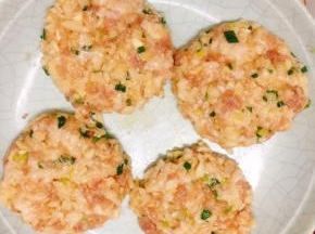 用手搓成圆饼形状