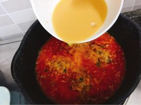 倒入芡汁，开大火煮至汤汁浓稠，翻动藕饼均匀裹上酱汁