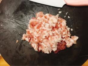 将五花肉切成小丁，奈瓷刀切肉等完全无压力，就是太锋利，要小心使用。