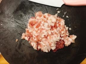 将五花肉切成小丁，奈瓷刀切肉等完全无压力，就是太锋利，要小心使用。