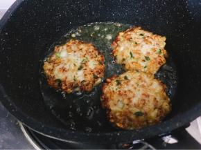 锅中倒入适量的油，放入藕饼小火煎至两面金黄色。如馅料软一些，不好成型用铲子慢慢整成圆饼形