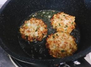 锅中倒入适量的油，放入藕饼小火煎至两面金黄色。如馅料软一些，不好成型用铲子慢慢整成圆饼形