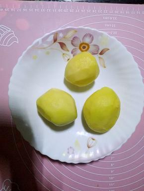 土豆削皮洗净