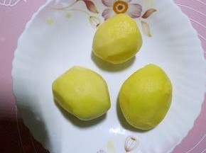 土豆削皮洗净