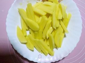 土豆切成条