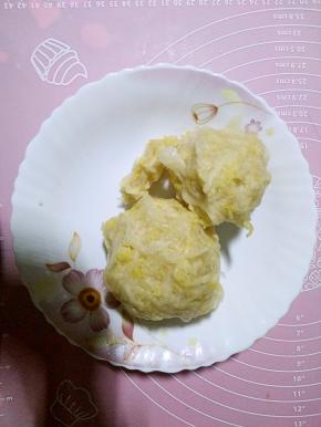 自家腌的酸菜投洗干净，挤去水分。