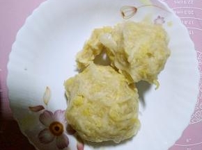 自家腌的酸菜投洗干净，挤去水分。