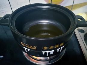 陶煲王的食来运转砂锅坐火上，加入适量的植物油。