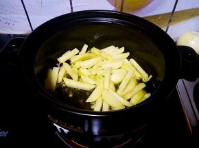 油热后放入土豆条翻炒。加入葱花和花椒粉爆香。