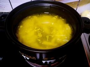 填入适量的清水。