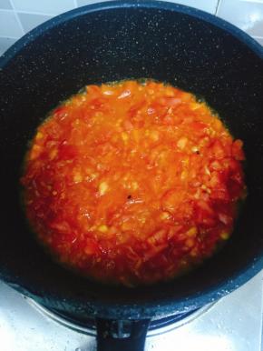 锅中倒入少许油，放入番茄粒炒化成酱汁