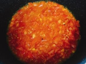 锅中倒入少许油，放入番茄粒炒化成酱汁