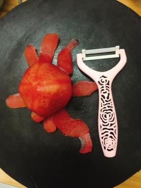 用奈瓷刮刀将番茄削皮切成小粒