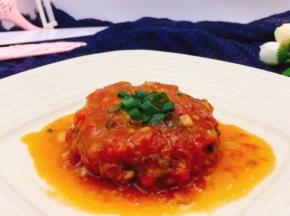 装入盘中撒上葱花，酸甜可口的酱汁，配脆脆藕丁，肉饼一点也不油腻