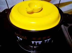 加入少许盐之后盖上盖子大火烧开后转中火。