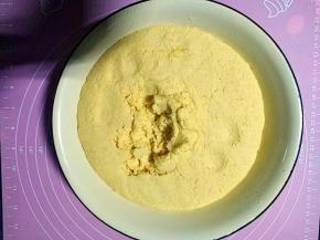 在两个小时之前，把适量的玉米粉中加入白面，比例大约是2:1，和少许的酵母粉，用鲜牛奶搅拌至没有干粉之后放在温暖的地方发酵。图中是已经发酵完成的样子。