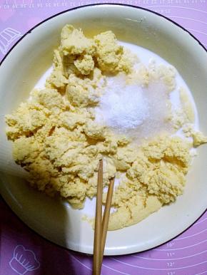 h在发酵好的玉米面中加入白砂糖一个鸡蛋还有少许的小苏打，再慢慢的加入鲜牛奶搅拌。