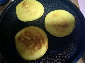一面烙好之后刷油翻面烙另一面，直至两面金黄。