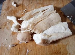 杏鲍菇洗净，用刀拍扁