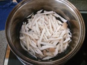 入沸水焯熟捞出沥干