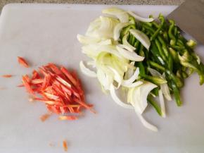 胡萝卜、洋葱、青椒切丝